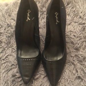 Pointy heels with little hole design